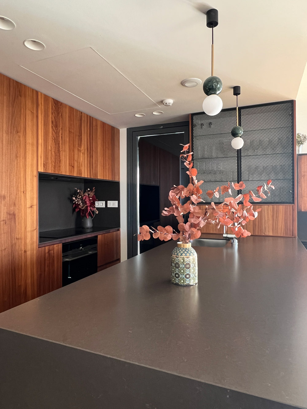 cocina madera natural integrada salon valdebebas