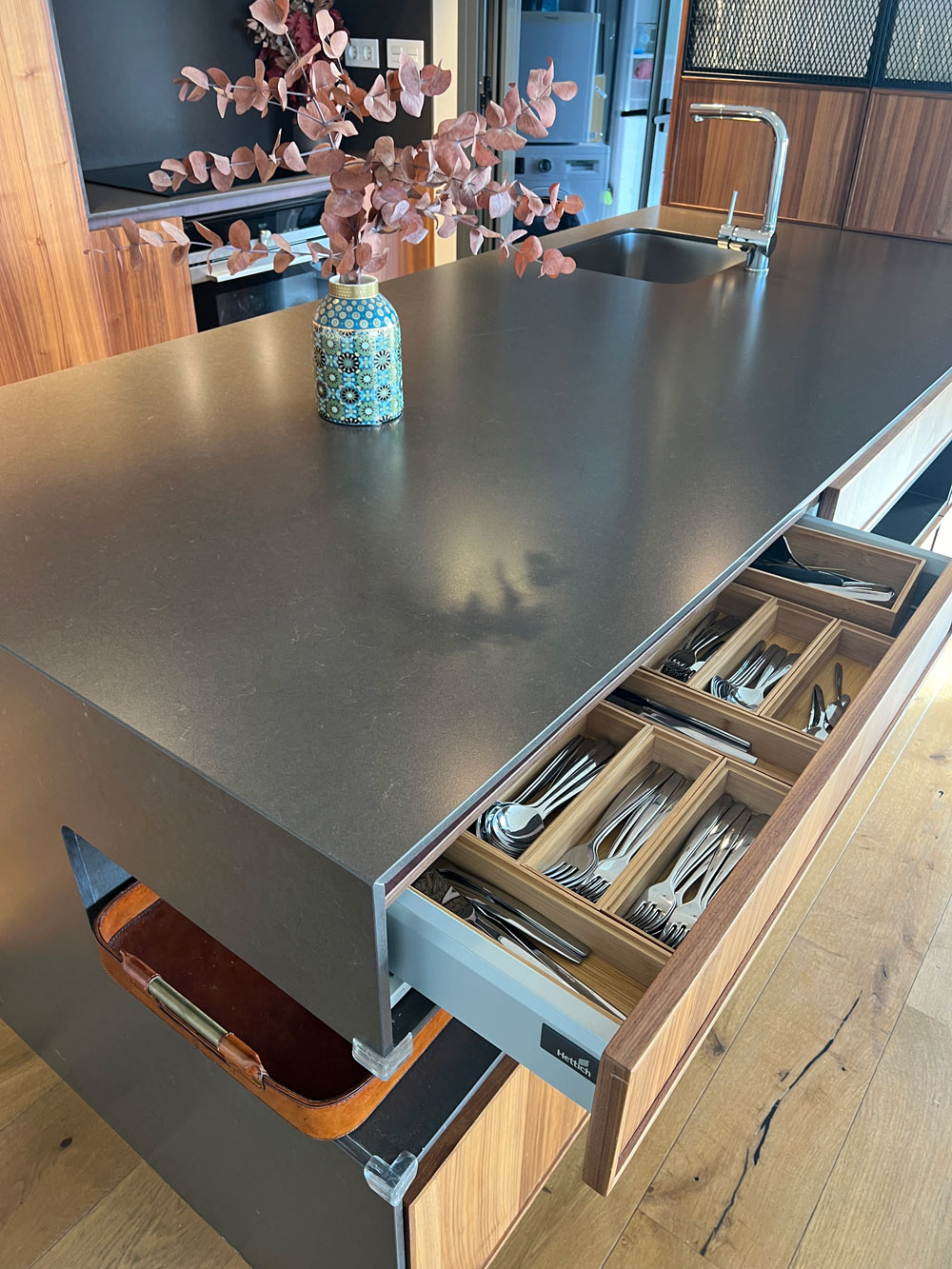 cocina madera natural integrada salon valdebebas