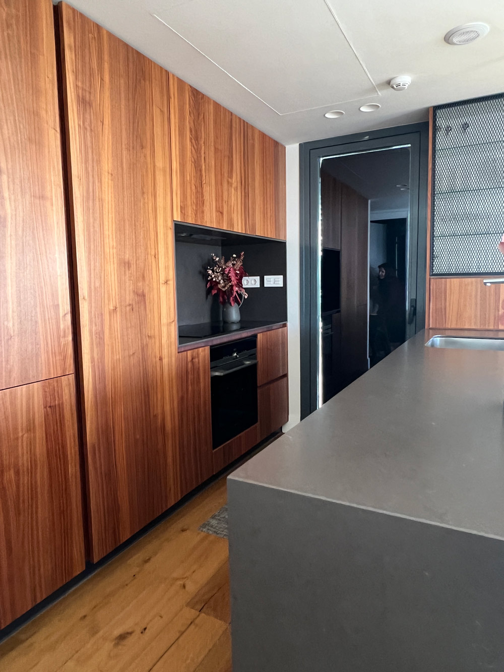 cocina madera natural integrada salon valdebebas