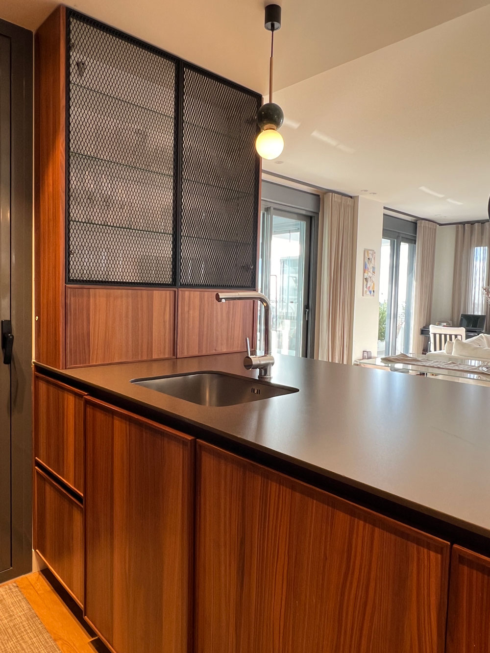 cocina madera natural integrada salon valdebebas