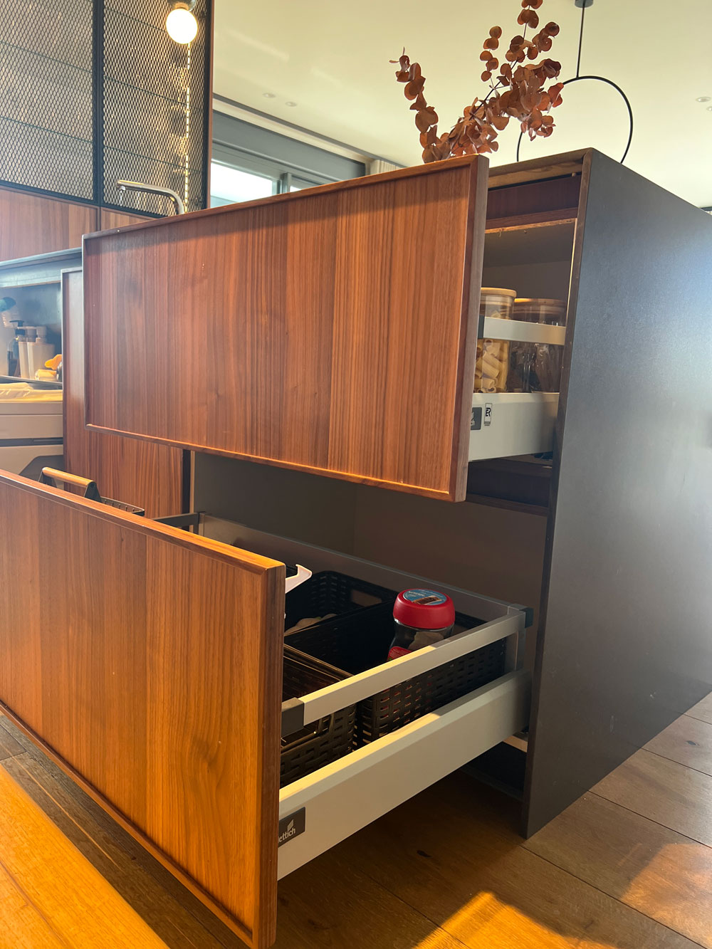 cocina madera natural integrada salon valdebebas