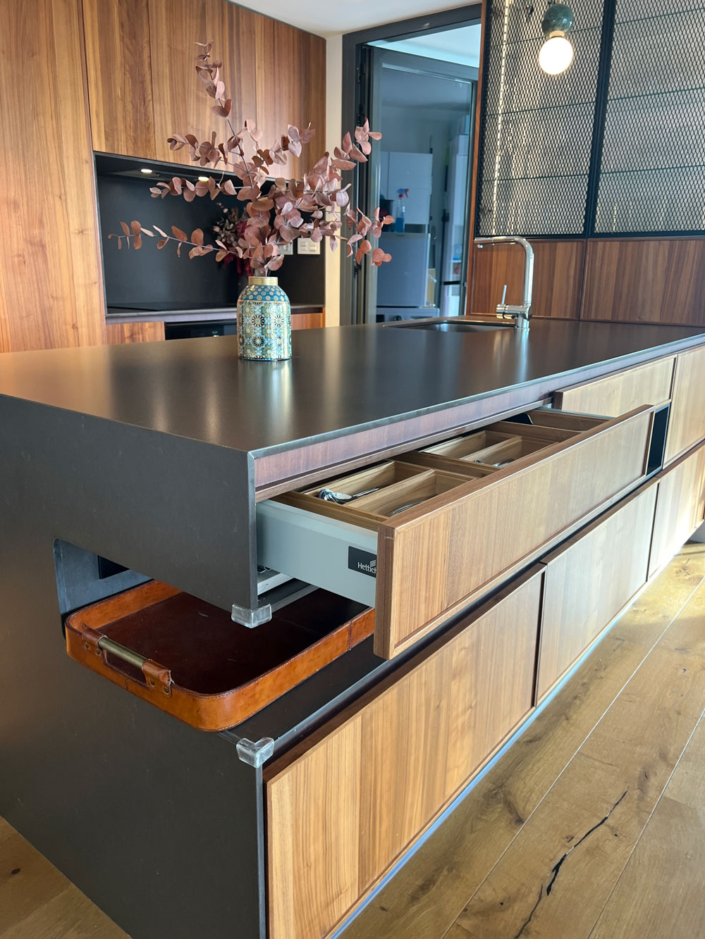 cocina madera natural integrada salon valdebebas