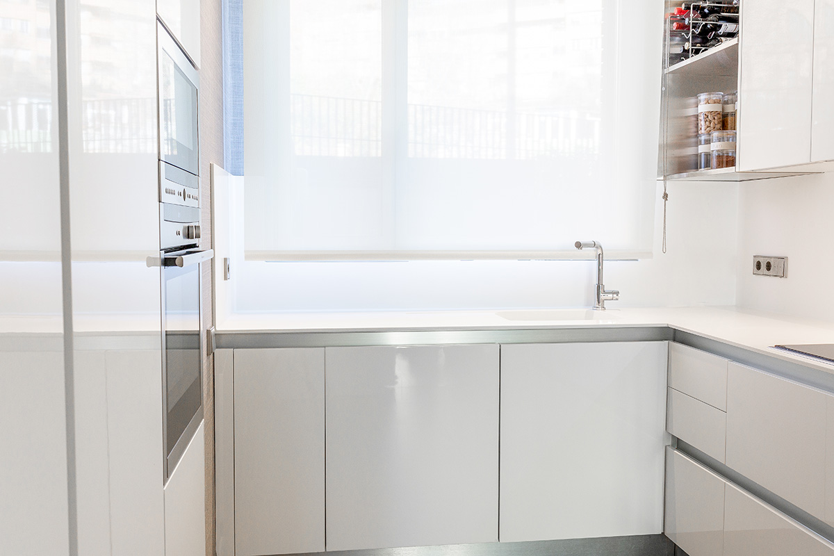 cocina de lujo moderna madera lacada encimera de corian en madrid