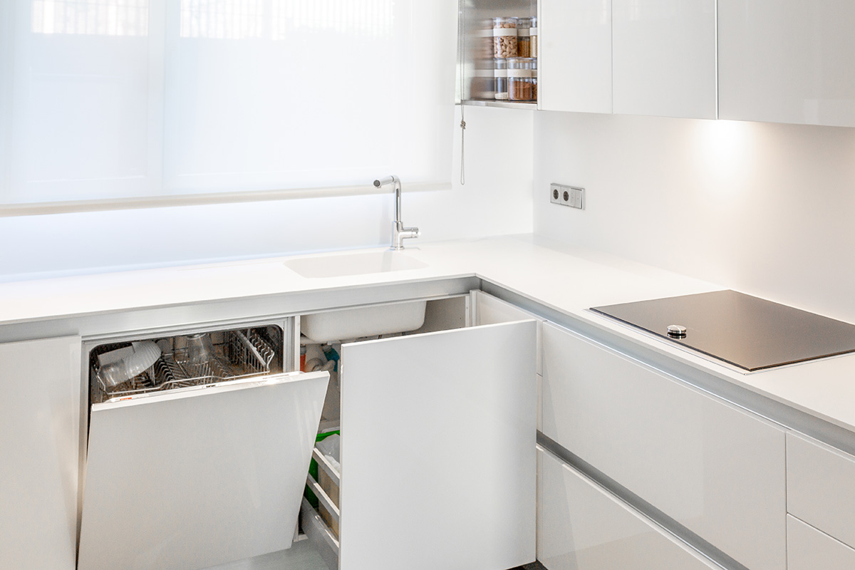 cocina de lujo moderna madera lacada encimera de corian en madrid