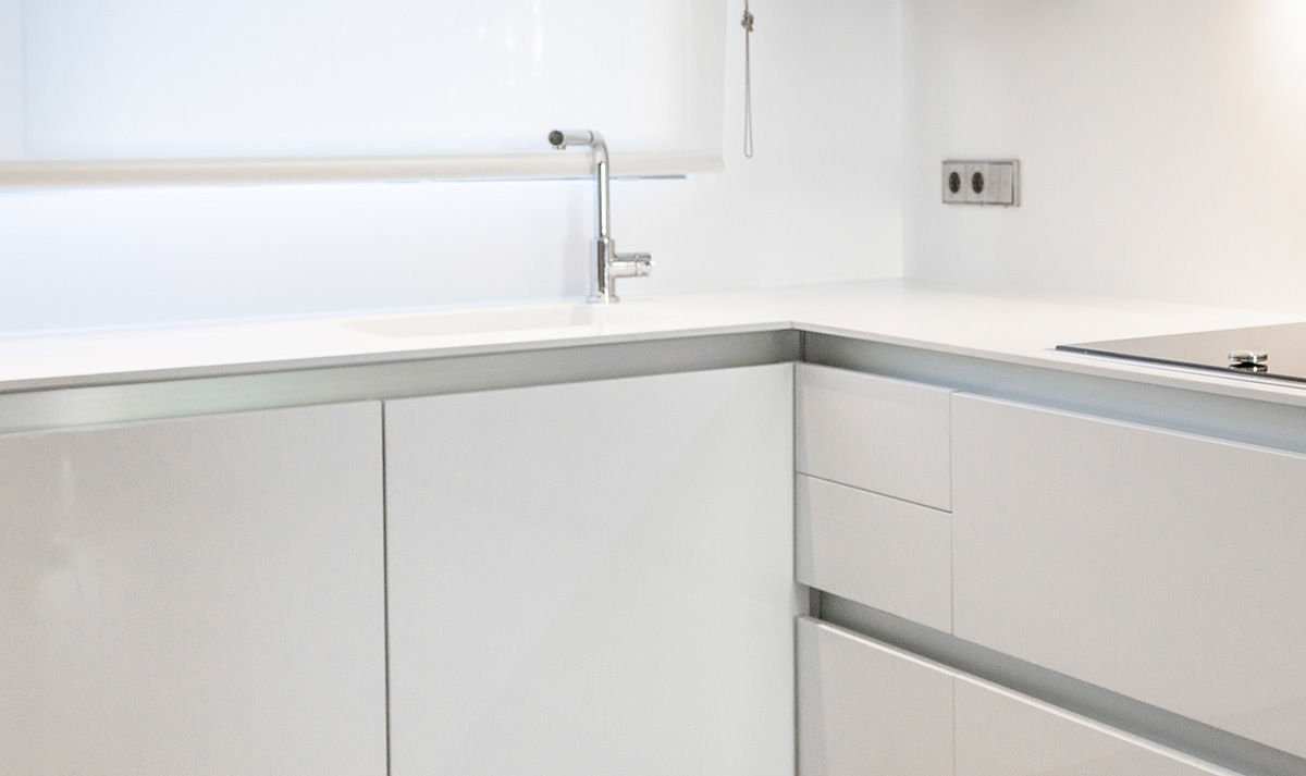 cocina de lujo moderna madera lacada encimera de corian en madrid