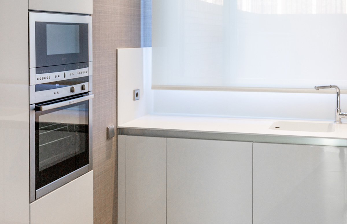 cocina de lujo moderna madera lacada encimera de corian en madrid
