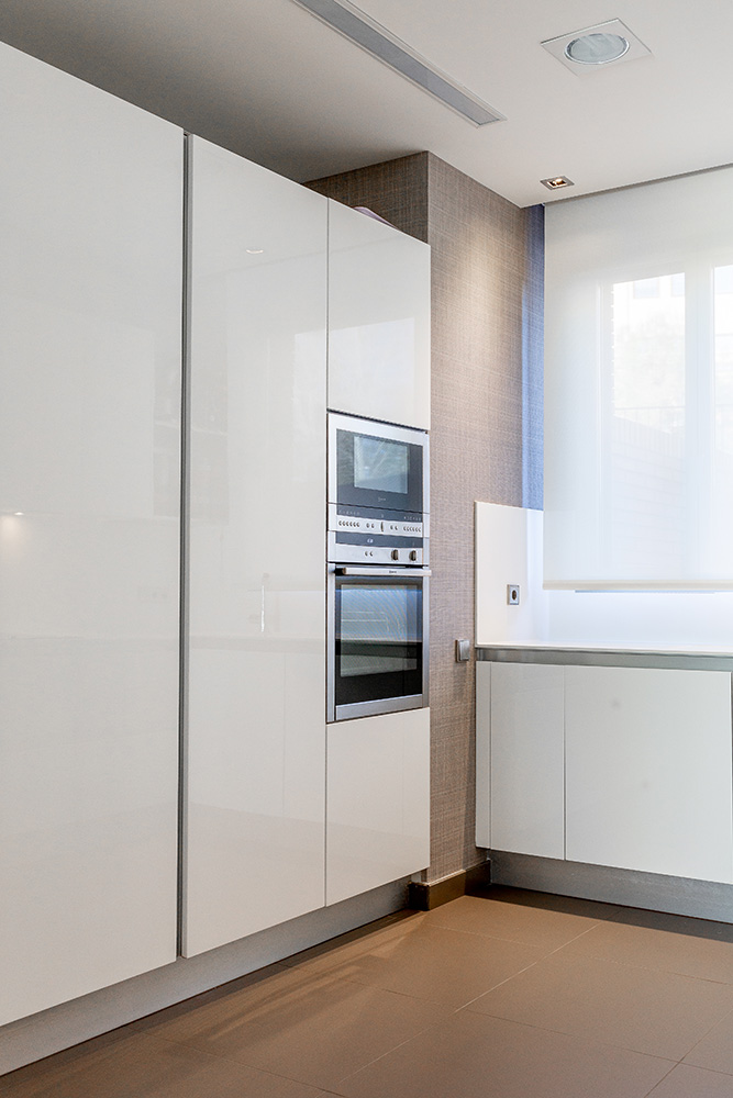 cocina de lujo moderna madera lacada encimera de corian en madrid
