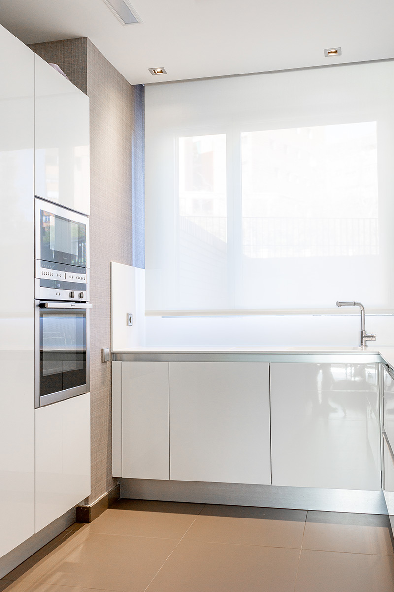 cocina de lujo moderna madera lacada encimera de corian en madrid