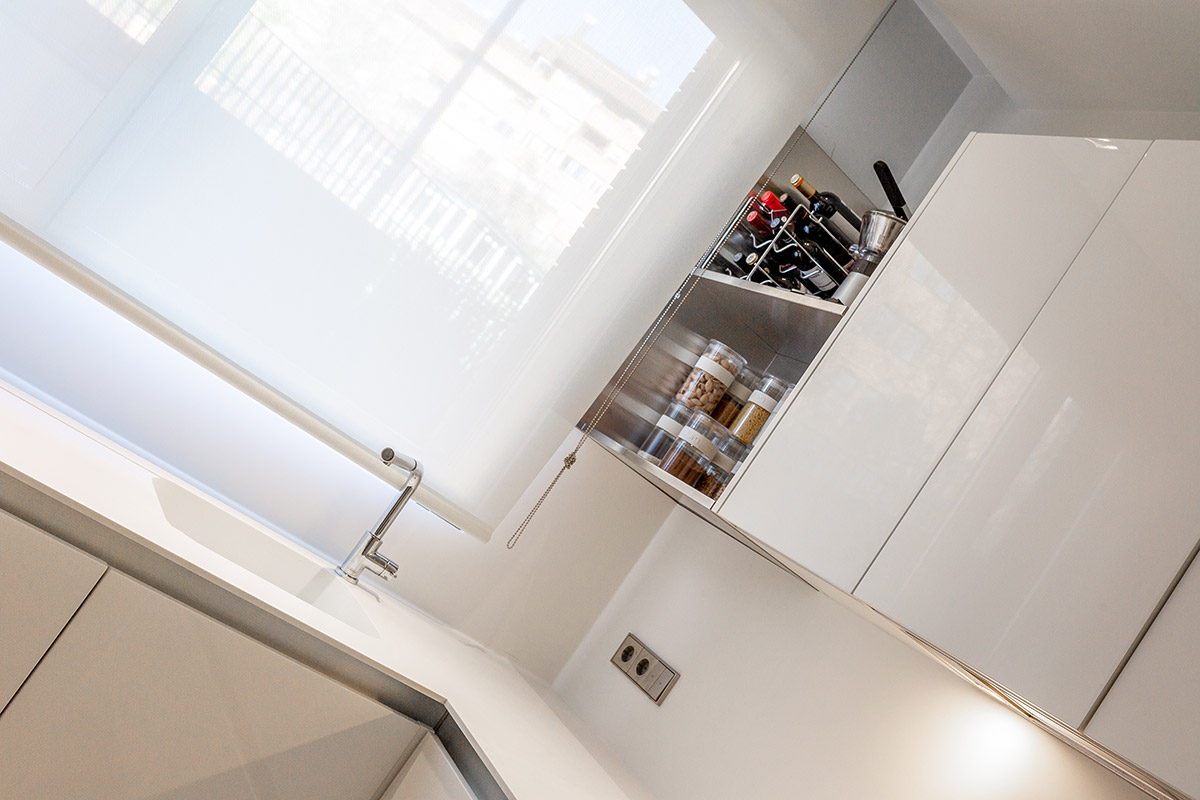 cocina de lujo moderna madera lacada encimera de corian en madrid