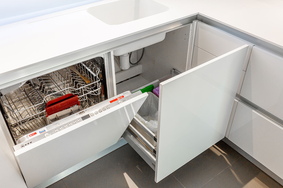 cocina de lujo moderna madera lacada encimera de corian en madrid