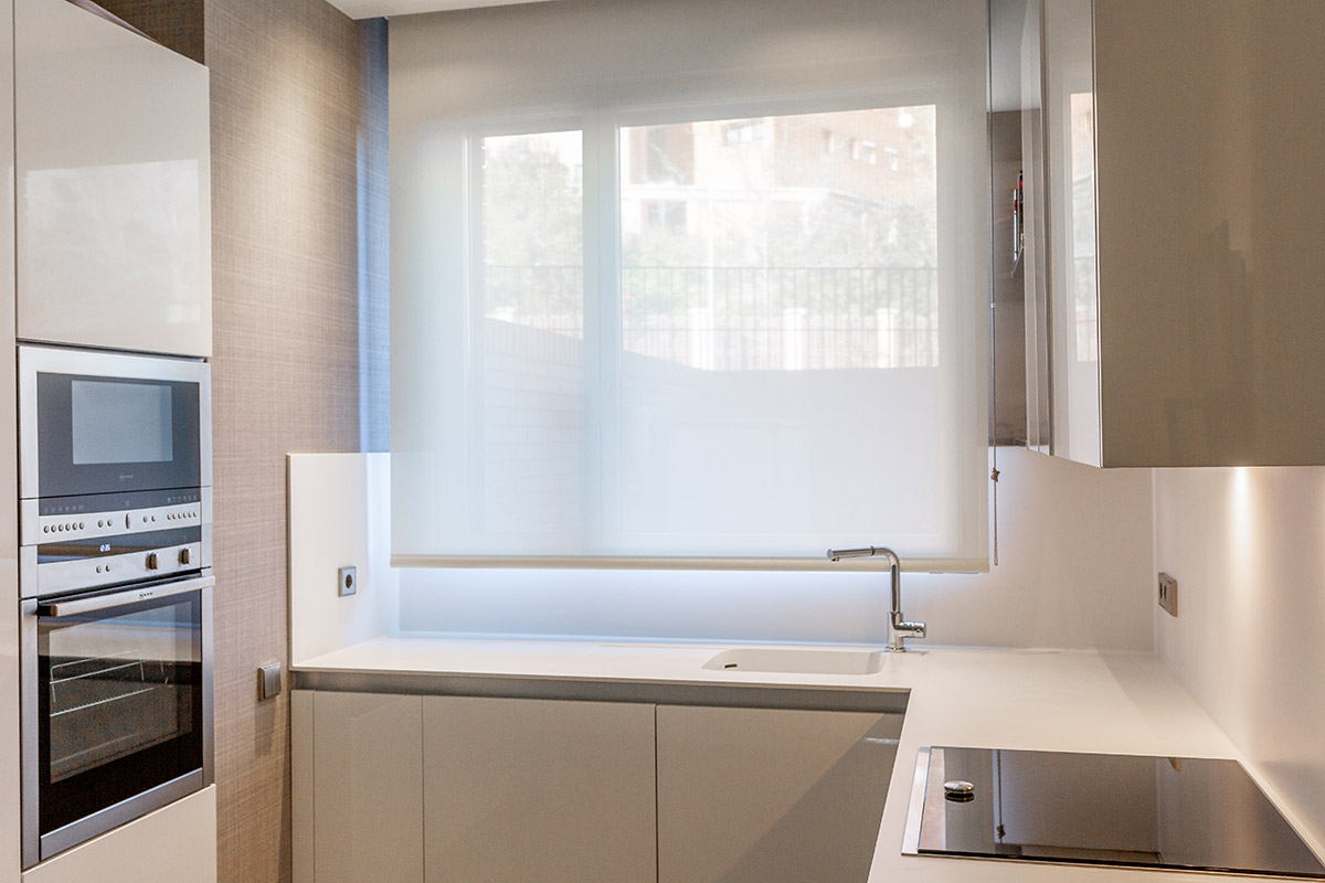 cocina de lujo moderna madera lacada encimera de corian en madrid