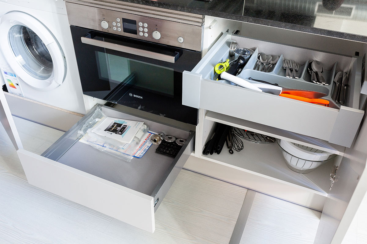 cocina gama alta integrada en salon de loft madrid